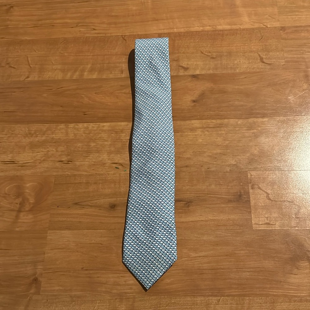 Vineyard vines, blue, and white whale tie